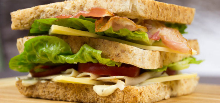 Club Sandwich mit Senfsauce und knusprigen Speck