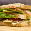 Club Sandwich mit Senfsauce