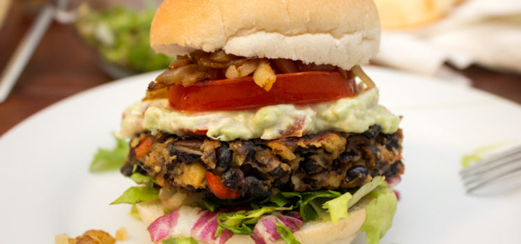 Schwarzbohnen Burger mit Guacamole