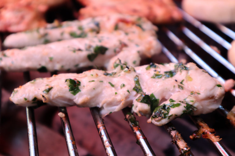 Italienische Sommer-Marinade mit frischen Kräutern Italienische Sommer-Marinade mit frischen Kräutern