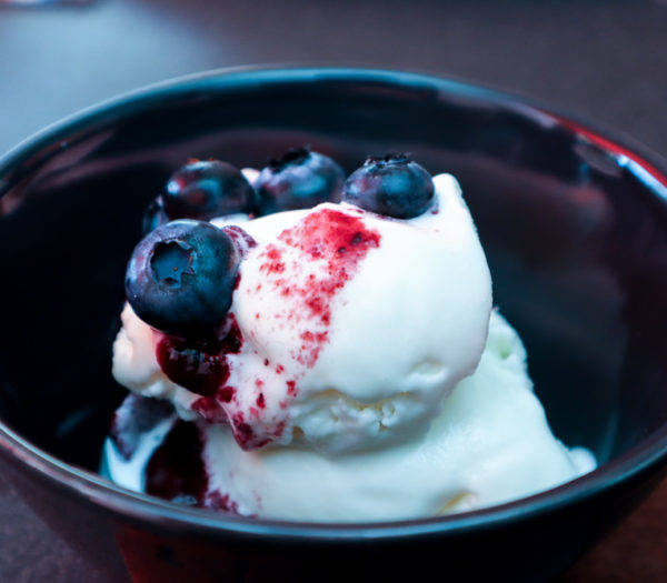 Joghurteis mit Blaubeeren